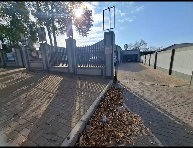 1,040M² OFFICE FOR SALE IN VANDERBIJLPARK SW 5